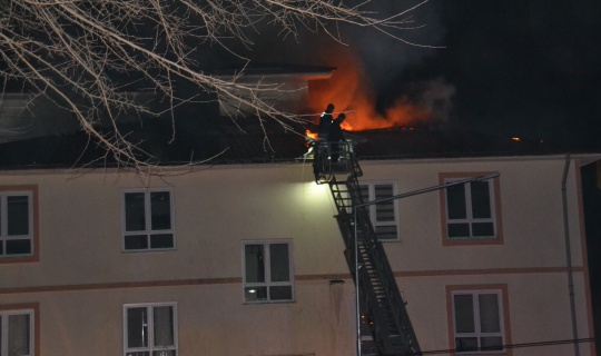 Okul çatısında yangın çıktı