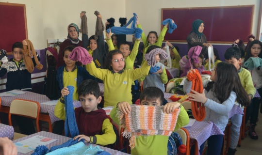 İlkokul öğrencileri, ailelerinin desteğiyle ördüğü atkı ve bereleri Elazığ'daki çocuklara gönderdi