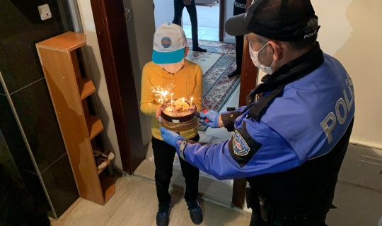  Polislerden işitme engelli çocuğa doğum günü sürprizi