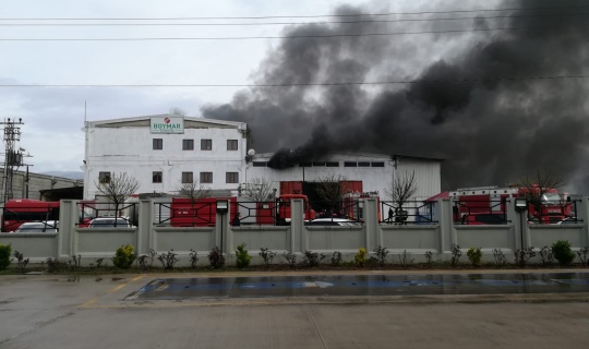 Tekstil fabrikasında çıkan yangın hasara neden oldu