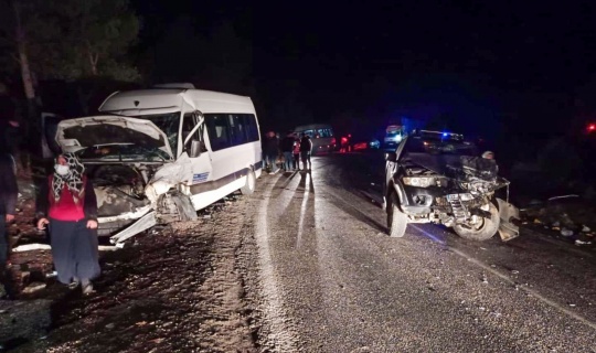Minibüs ile kamyonet çarpıştı, 15 kişi yaralandı