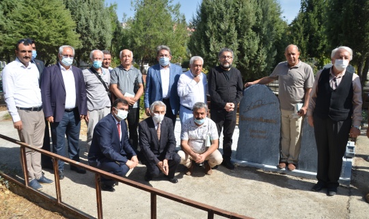 Türk edebiyatının "Beyaz Kartal"ı Bahaettin Karakoç mezarı başında anıldı