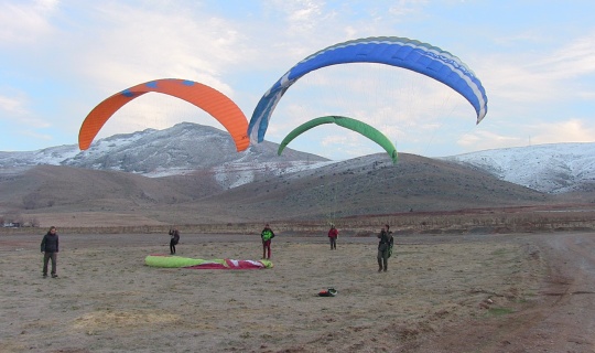 Kanada ve ABD'li çift, Elbistan’da yamaç paraşütü heyecanı yaşadı