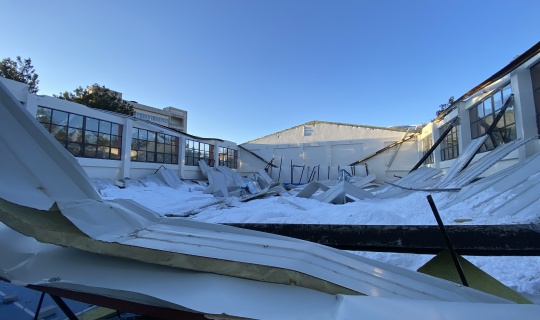 Üzerinde kar biriken spor salonunun çatısı çöktü