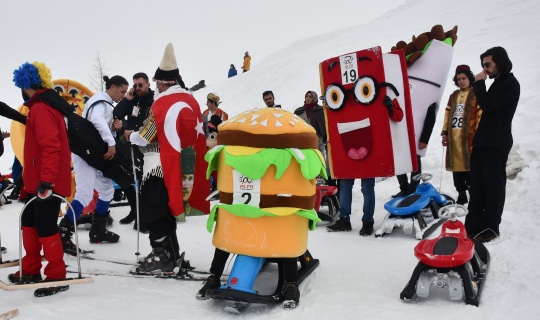 Yedikuyular Kayak Merkezi'nde "Kostümlü Kayak Yarışması" yapıldı