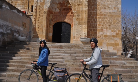 Bisikletle dünyayı gezen Tayvanlı çift, Eshab-ı Kehf'te mola verdi