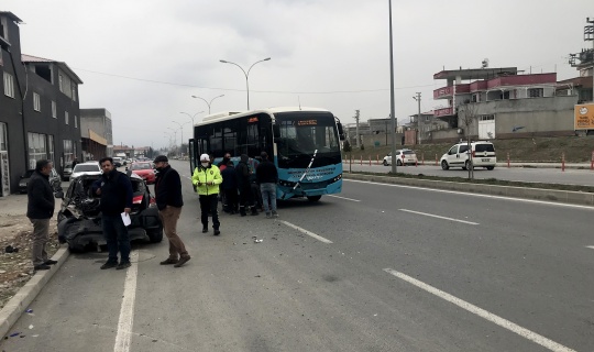 Halk otobüsü ile otomobilin çarpışması sonucu 3 kişi yaralandı