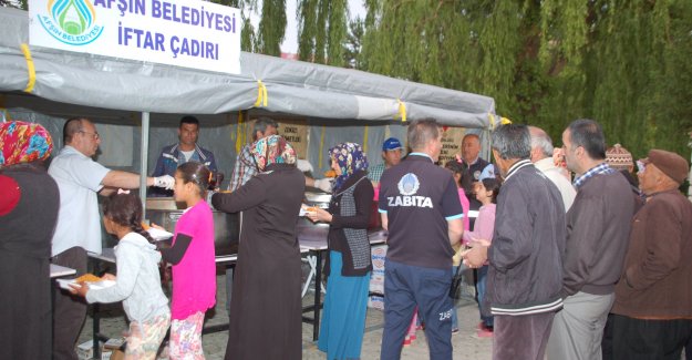 Afşin Belediyesi İftar Çadırı Vatandaşları Bir Araya Getiriyor