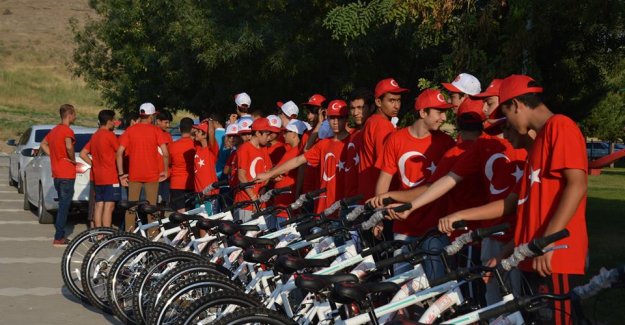 Öğrencilere ve Büyükşehir Gazeteciler Cemiyeti’ne bisiklet dağıtıldı