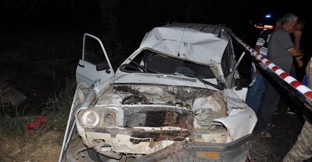 Otomobil, odun yüklü römorka çarptı: 1 ölü, 2 ağır yaralı