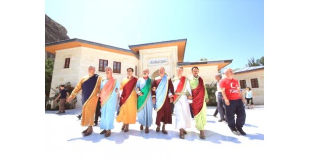 "Yedi uyurların" temsili kıyafetleriyle Türkiye'yi dolaşıyorlar