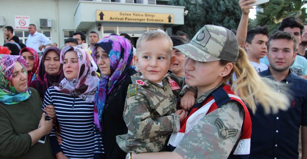 Şehidi 2 yaşındaki oğlu askeri üniformayla karşıladı