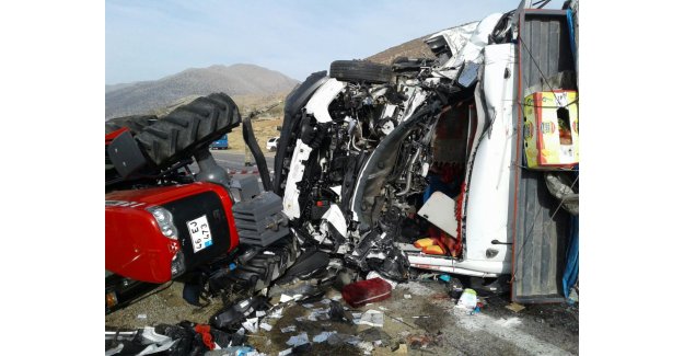 Kamyonet ile traktör çarpıştı: 2 ölü, 8 yaralı