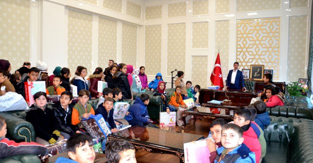 Öğrencilerden Türkmenlere battaniye