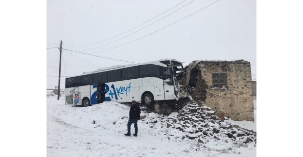 Yolcu otobüsü eve girdi: 3 yaralı