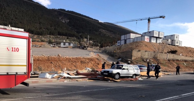 Şiddetli Fırtına Kahramanmaraş'ta 20 Çatıyı Uçurdu