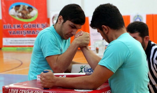 Genç Erkekler Bilek Güreşi Turnuvası düzenlendi