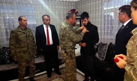 Kahramanmaraş'ta iki askere gazilik rozeti teslim edildi