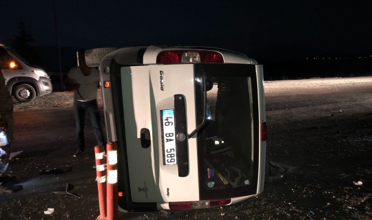 Afşin'de hafif ticari araç takla attı: 3 yaralı