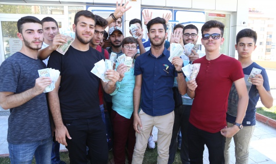 "Türkçe öğrencileri" harçlıklarını Türk lirasına çevirdi