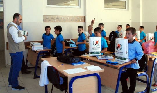 Avrupa Yetim-Der'den öğrencilere kırtasiye yardımı