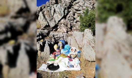 PKK'lı teröristlerce kullanılan sığınakta yaşam malzemeleri ele geçirildi