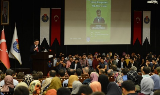 Eski Başbakan Davutoğlu, Kahramanmaraş'ta öğrencilerle buluştu