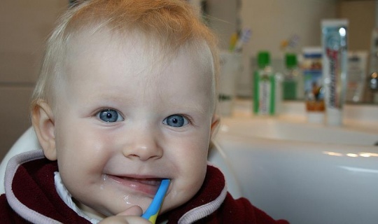 Diş bakımı bebeklikte başlamalı