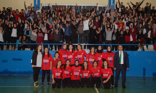 Genç Kızlar Voleybol Turnuvasında Fen Lisesi Şampiyon