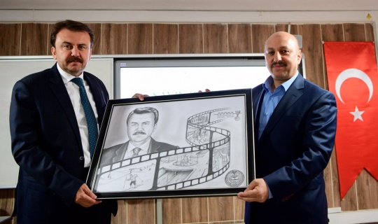 Başkan Erkoç’a Portre Hediye