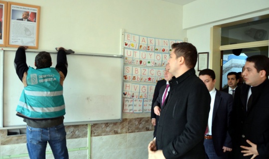 Elbistan'da hükümlüler okulların tadilatını yapıyor