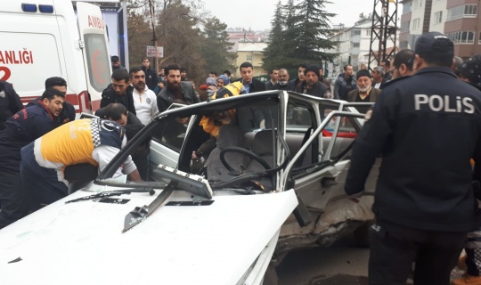 Elbistan'da iki otomobil çarpıştı: 4 yaralı