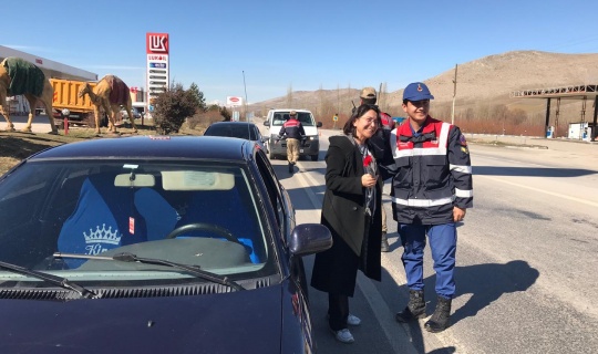 Elbistan'da jandarmadan kadın sürücülere karanfil