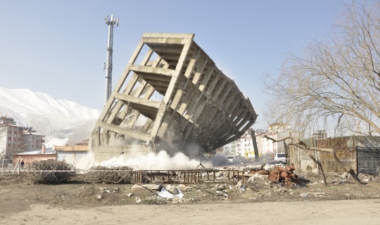 Elbistan'da yarım asırlık 5 katlı metruk bina yıkıldı
