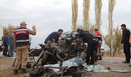 Afşin'de  otomobille hafriyat kamyonu çarpıştı: 1 ölü