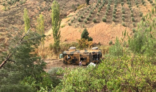 Zırhlı askeri araç devrildi: 4 yaralı