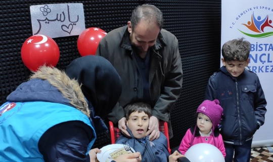 Suriyeli engelli çocuğa doğum günü sürprizi
