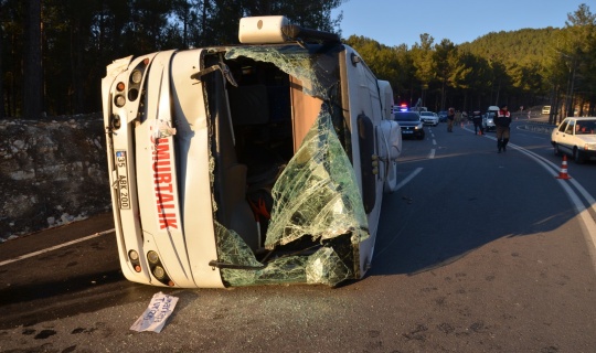 Midibüs ile kamyonet çarpıştı: 38 yaralı