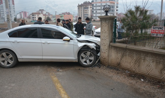 Otomobil duvara çarptı: 4 yaralı