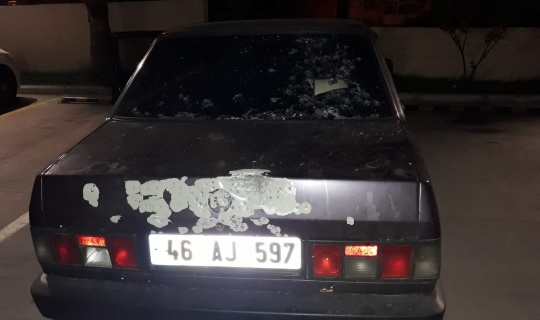 Otomobiline silahlı saldırı düzenlenen kişi cam parçalarıyla yaralandı