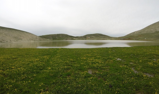 Ahir Dağı zirvesindeki göller dikkat çekiyor