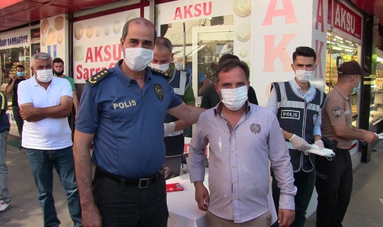 Emniyet Müdürü Salim Celeboğlu, Elbistan'da vatandaşlara maske dağıttı
