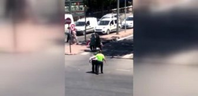  Yolun ortasında kalan yaşlı adamın yardımına trafik polisi koştu