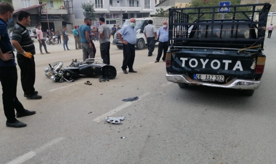 Pikapla çarpışan motosiklet sürücüsü yaralandı