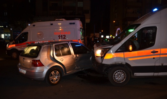 Ambulans İle Otomobil Çarpıştı: 6 Yaralı