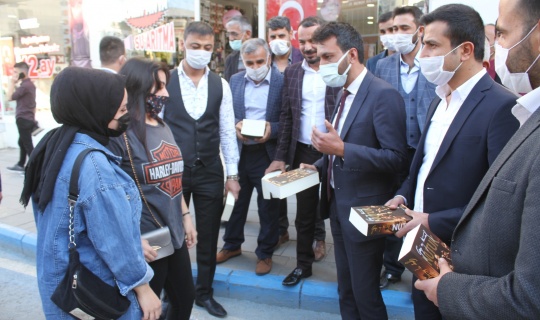 Elbistan'da Vatandaşlara Nutuk Kitabı Dağıtıldı
