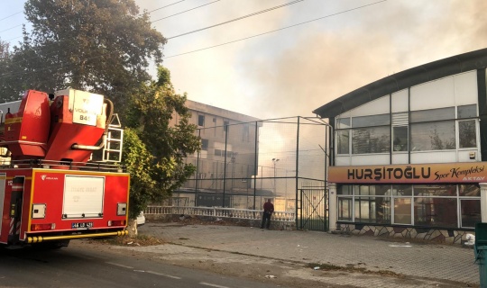 Fabrikada Çıkan Yangına Müdahale Ediliyor