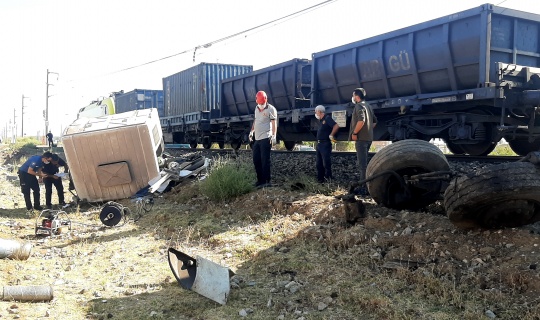 Trenin çarptığı kamyonun sürücüsü öldü