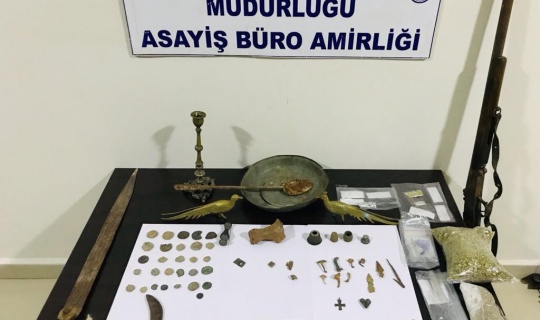 Afşin'de uyuşturucu operasyonunda tarihi objeler ele geçirildi