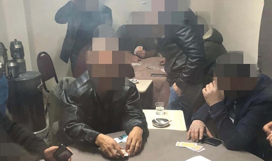 Ruhsatsız iş yerinde kumar oynayan 14 kişiye 37 bin 800 lira ceza uygulandı
